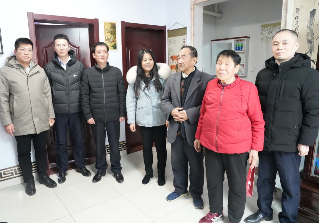 党支部走访慰问贫困群众，并签订法律帮扶协议