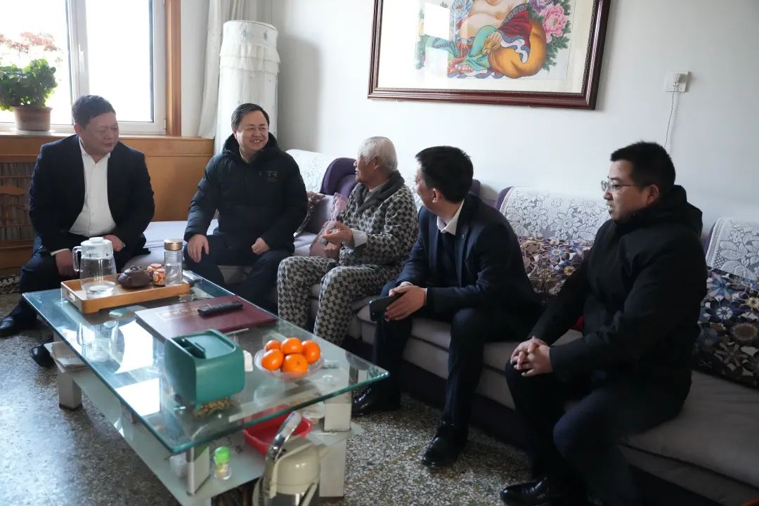 载熙律师事务所开展春节前走访慰问老党员活动