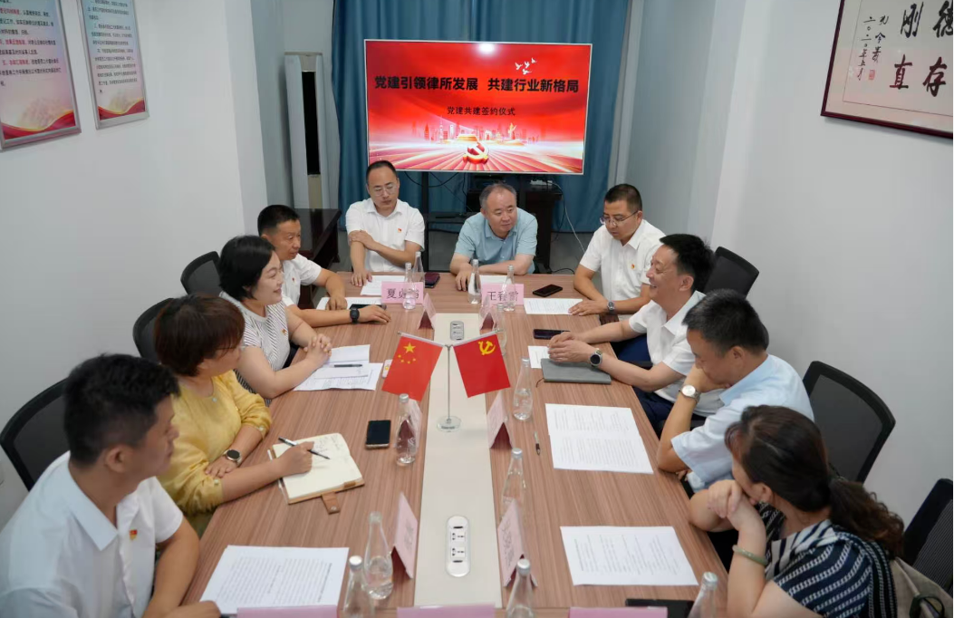 在债权债务关系中，当债务人死亡且继承人明确表示放弃继承时，债权