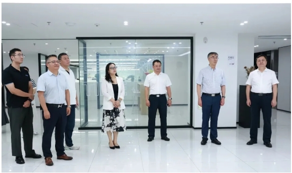 青岛市律协副会长贾小宁一行莅临载熙律所参观交流