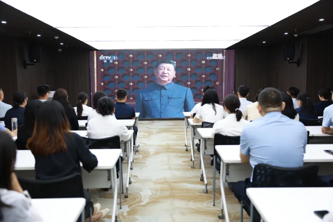 载熙律所组织全体律师观看阅兵式